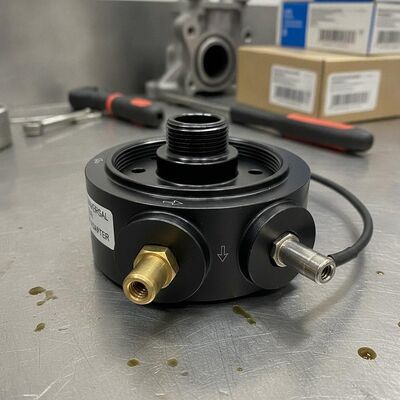 Universele oliefilter sandwich adapter, monteert tussen het motorblok en het oliefilter. Voorzien van 2 speciale 1/8" NPT schroefdraadpoorten voor het installeren van oliemanometers, temperatuursensoren